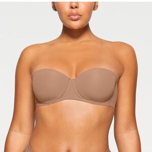 SKIMS Fits Everyone Strapless Underwire Bra Size 38C NWOT
